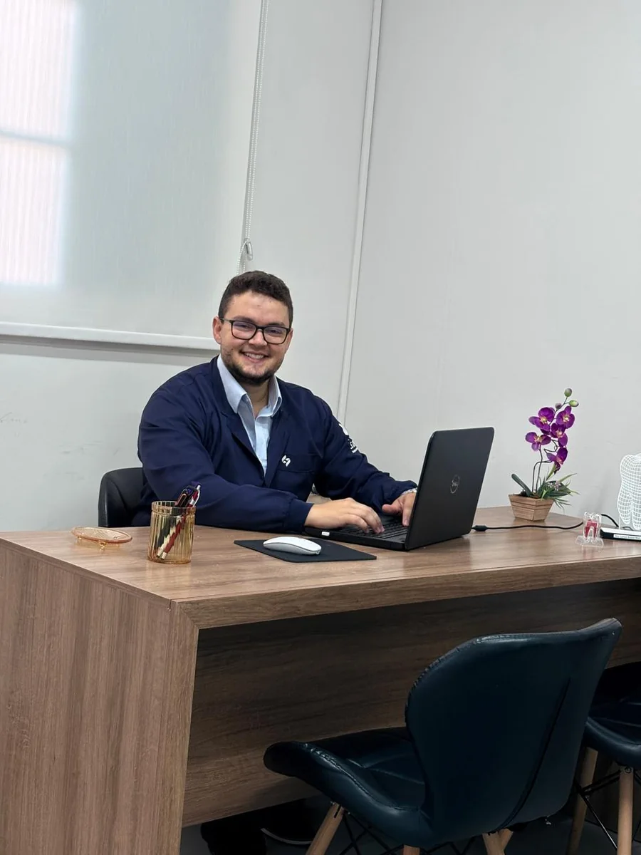 Dr. Henrique Fernandes atendendo no consultório em Araxá
